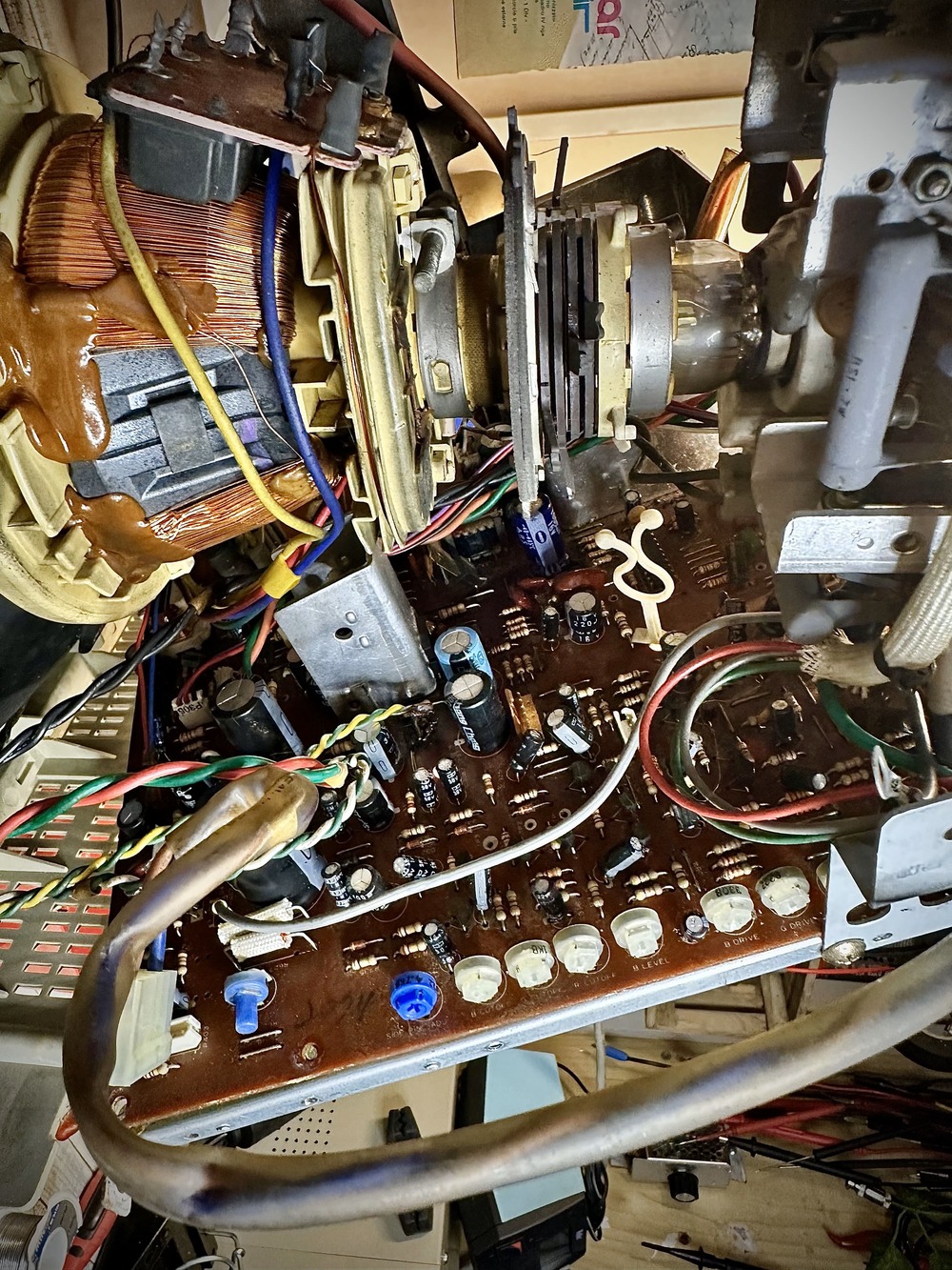 Vista dettagliata della sezione alimentazione e tubo catodico del monitor Atari SC1224